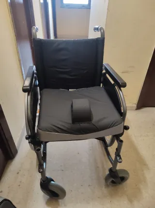 Silla de ruedas plegable.