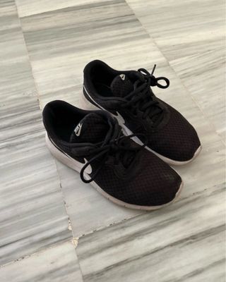 Zapatillas Nike Negras y Blancas