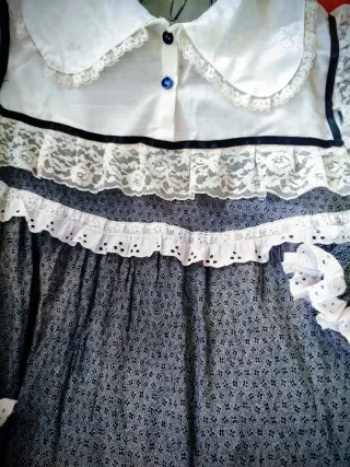 Vestido blanco y azul con encaje