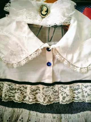 Vestido blanco y azul con encaje