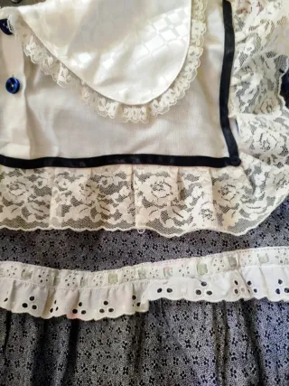 Vestido blanco y azul con encaje