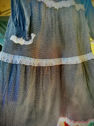 Vestido blanco y azul con encaje