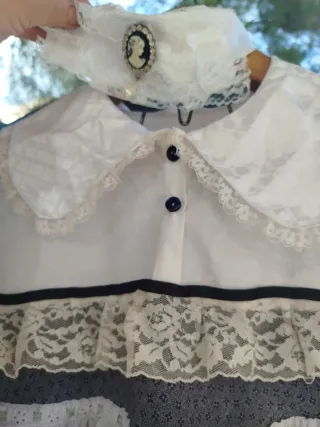 Vestido blanco y azul con encaje