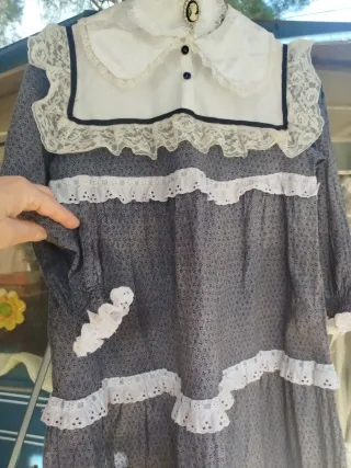 Vestido blanco y azul con encaje