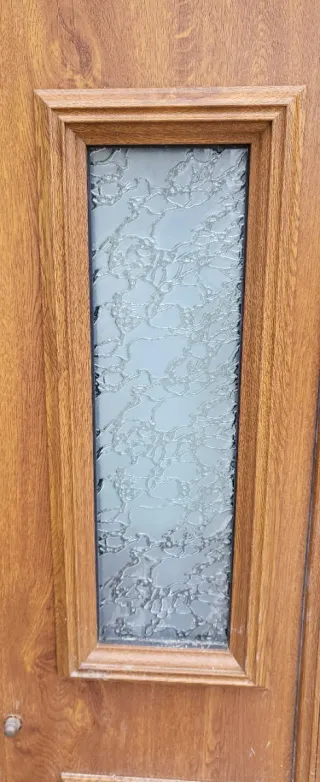 Puerta exterior  con apertura a la izquierda.