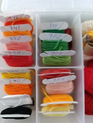 Caja de hilos de bordar con números