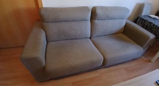 Sofá de tela beige y gris