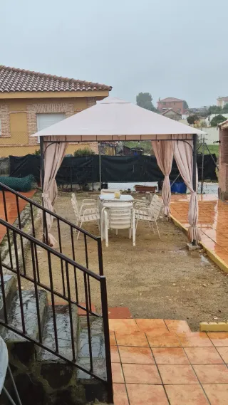 Pérgola de jardín con cortinas a juego