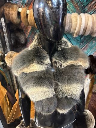 Collo di pelliccia beige e grigio