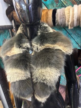 Collo di pelliccia beige e grigio