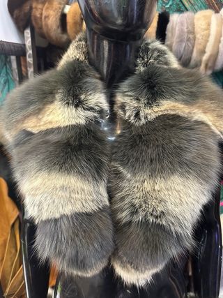 Collo di pelliccia beige e grigio