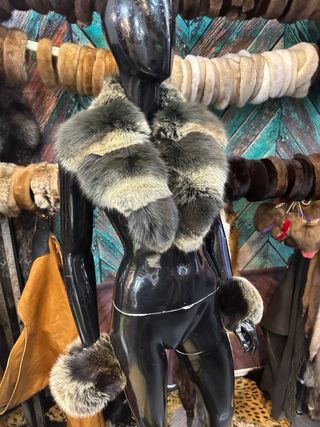 Collo di pelliccia beige e grigio