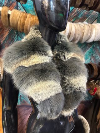 Collo di pelliccia beige e grigio