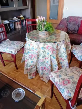 Mesa camilla con 4 sillas y mantel