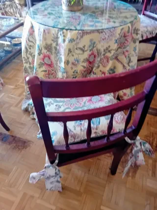 Mesa camilla con 4 sillas y mantel