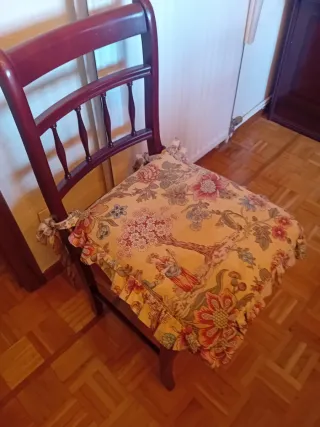 Mesa camilla con 4 sillas y mantel