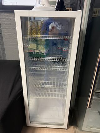 Nevera expositora con puerta transparente