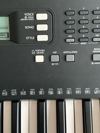 Teclado Yamaha PSR E373 con soporte, silla y pedal