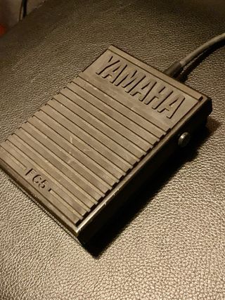 Teclado Yamaha PSR E373 con soporte, silla y pedal