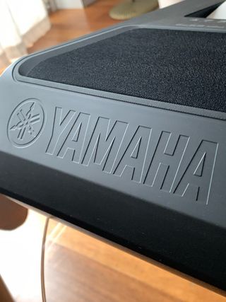 Teclado Yamaha PSR E373 con soporte, silla y pedal