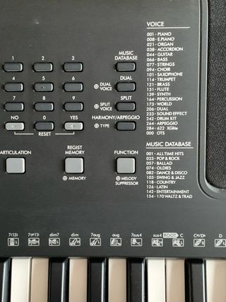 Teclado Yamaha PSR E373 con soporte, silla y pedal