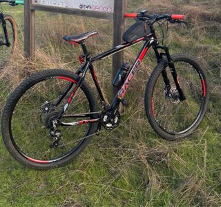 Bicicleta de montaña Racer negra y roja