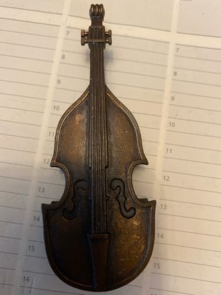 Temperamatite a forma di contrabbasso