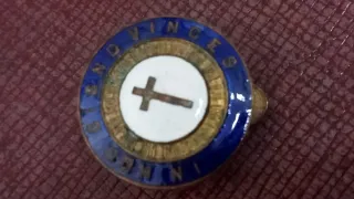 Antigua insignia de ojal. Con frase en latín.