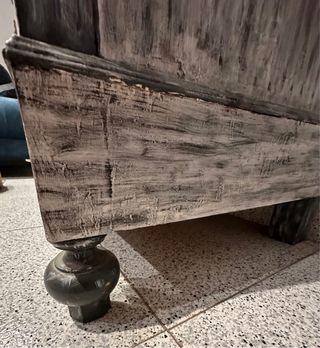 Cómoda de madera gris y blanca