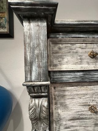 Cómoda de madera gris y blanca