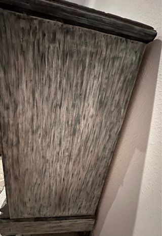 Cómoda de madera gris y blanca