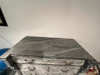 Cómoda de madera gris y blanca