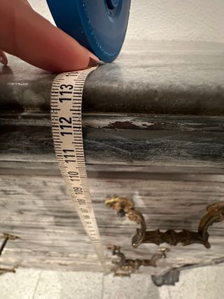 Cómoda de madera gris y blanca