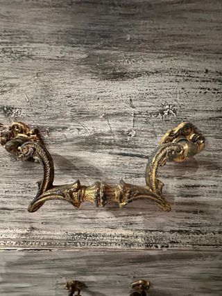 Cómoda de madera gris y blanca