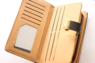 Cartera de mujer con diseño de hojas