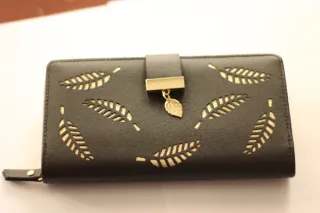 Cartera de mujer con diseño de hojas