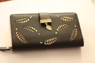 Cartera de mujer con diseño de hojas