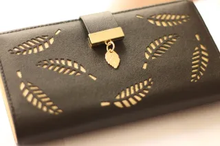Cartera de mujer con diseño de hojas