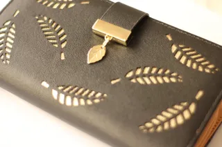 Cartera de mujer con diseño de hojas