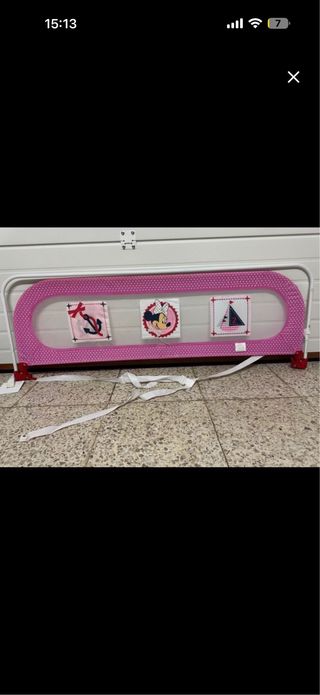 Barra de seguridad para cama de niños.