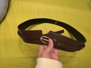 Gabardina Beige con Cinturón Marrón