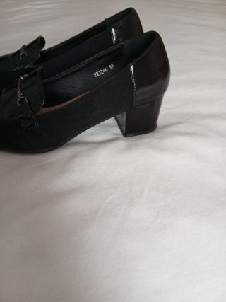 Zapatos negros de charol y ante