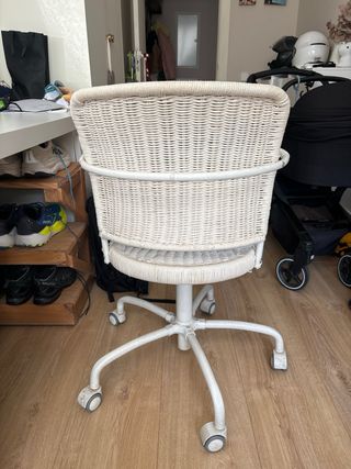 Silla de escritorio de mimbre beige