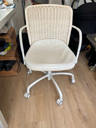 Silla de escritorio de mimbre beige
