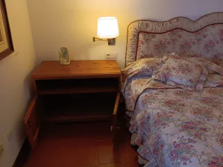 Habitación 2 camas, 2 baúles, 1 cabecero + mesa +