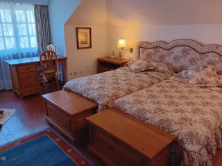 Habitación 2 camas, 2 baúles, 1 cabecero + mesa +