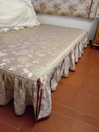 Habitación 2 camas, 2 baúles, 1 cabecero + mesa +