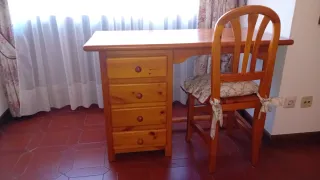 Habitación 2 camas, 2 baúles, 1 cabecero + mesa +