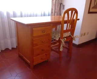 Habitación 2 camas, 2 baúles, 1 cabecero + mesa +