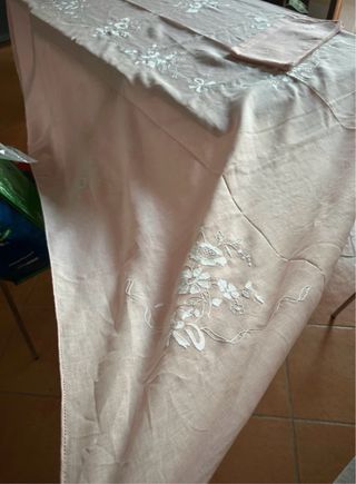 Tovaglia lino ricamata a mano